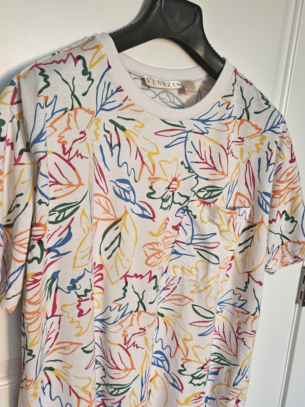 Venezia Women's Plus Size 2X White Tee with Multicolor Leaf Sketch Print Teacher